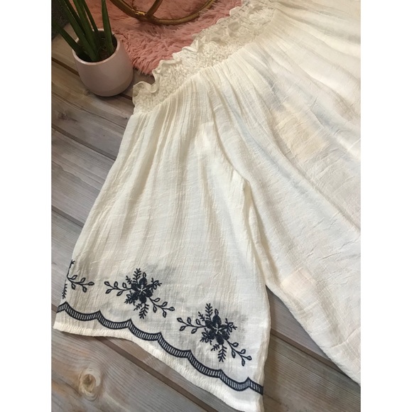 E (hanger) M | Off Shoulder White & Blue Blouse - Picture 4 of 5